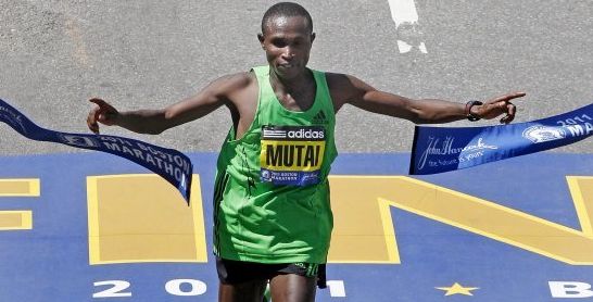 El vencedor Geoffrey Mutai de Kenia con 2:03:02, nuevo record de la prueba. (AP Photo/Stew Milne)