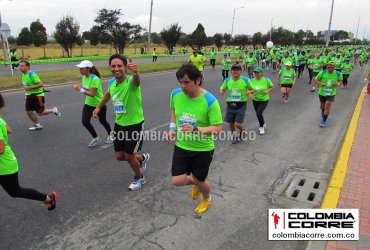 Miles de atletas comprometidos con el medio ambiente en la carrera verde en Bogotá