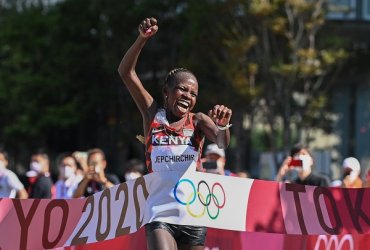Kenia se queda con el título de la maratón olímpica femenina