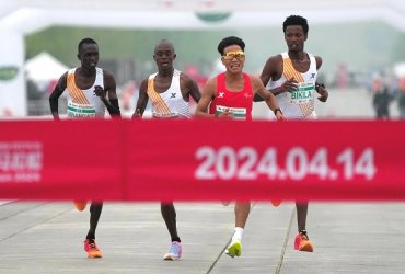 Descalificados atletas en la media maratón de Beijing después de dejar ganar a un corredor chino